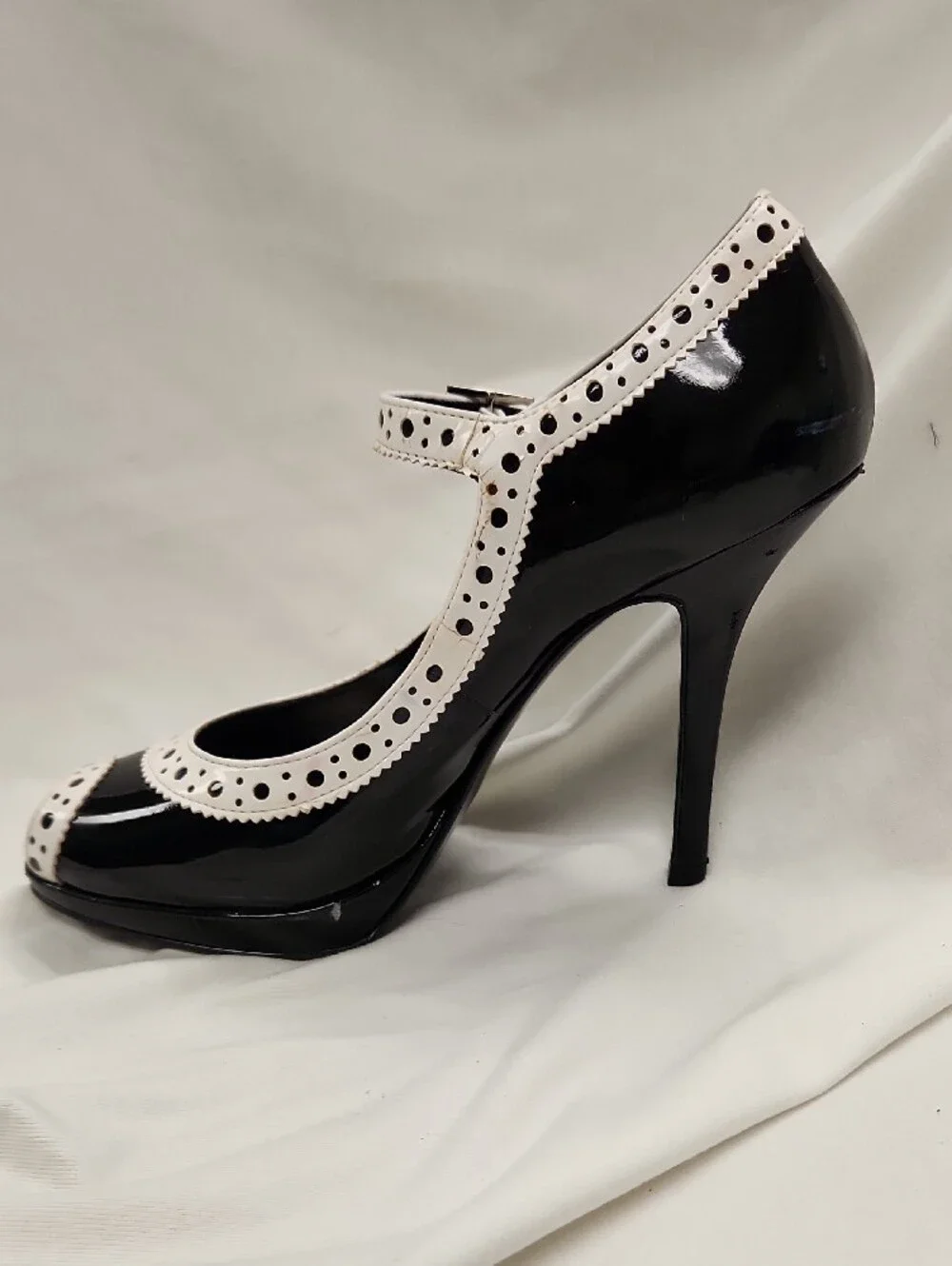 🍒 Black and White T-Strap Patent Peep-Toe Heels Sz 6.5